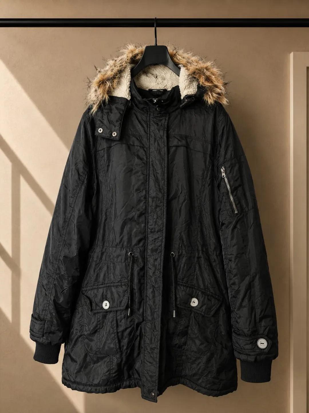 Parka Negra con Capucha Beige